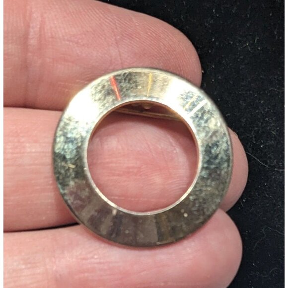 Simple Elegant Gold Tone Open Circle Brooch - Picture 3 of 4